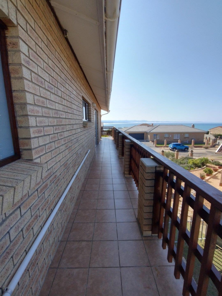 5 Bedroom Property for Sale in Wavecrest Eastern Cape